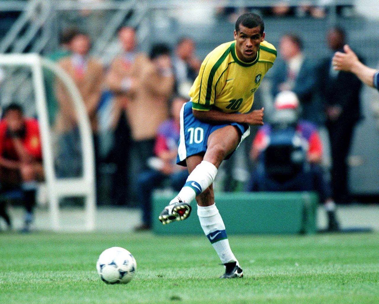 竞争激烈的 竞争激烈的